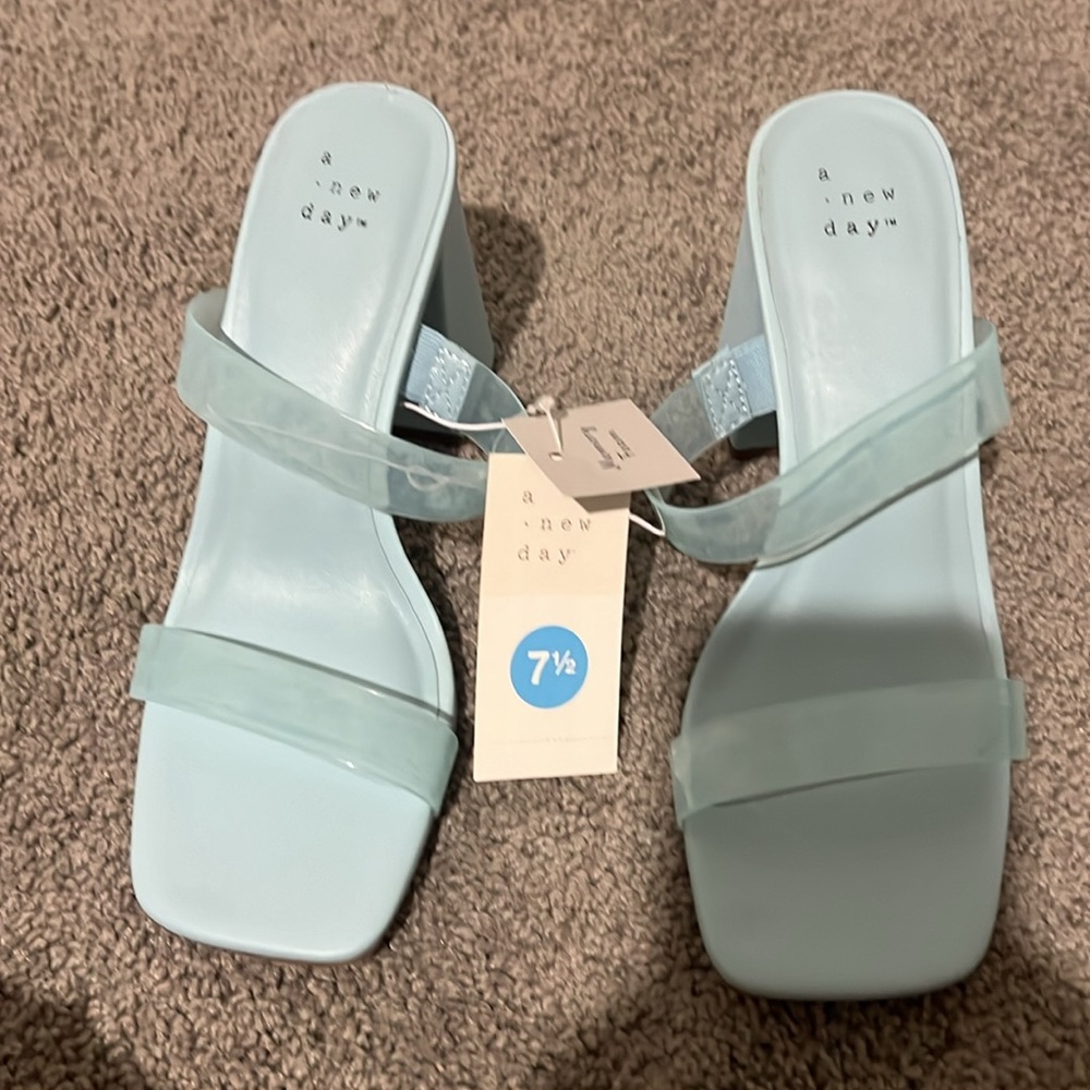 NWT Daisy Fuentes Pastel Blue Deanna Heels  SZ 7.5